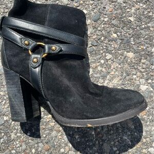 UGGS SHORT BLACK SUEDE BOOTS WITH HARNESS SZ 8